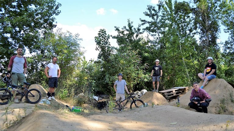 Mitglieder des Vereins Trails59 stehen auf einer Dirt-Bike-Strecke: Sie kämpfen für eine legale Fläche in der Stadt, wo sie ihren Sport ausüben können.
