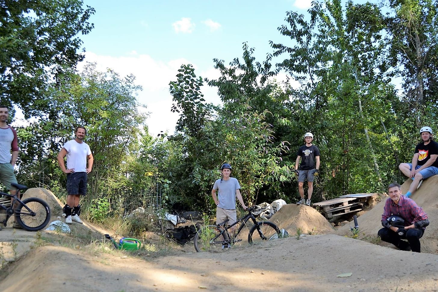 Mitglieder des Vereins Trails59 stehen auf einer Dirt-Bike-Strecke: Sie kämpfen für eine legale Fläche in der Stadt, wo sie ihren Sport ausüben können.