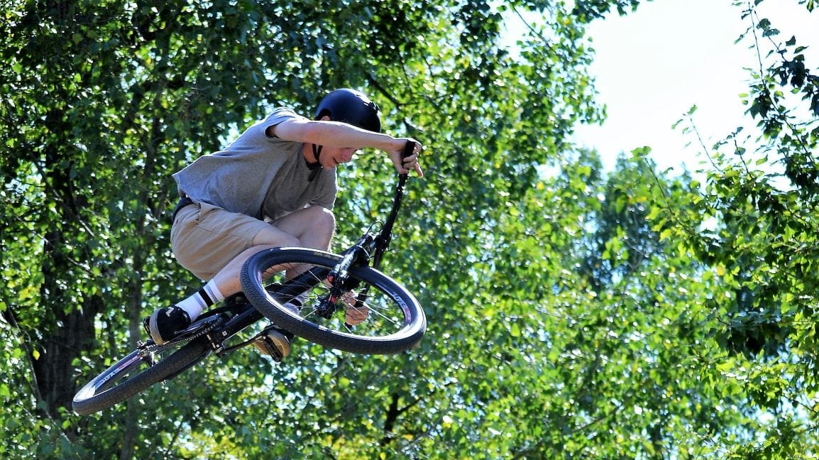 Ein Dirt Biker springt mit seinen Bike in die Höhe: In Köln gehören der Szene einige hundert Personen an.