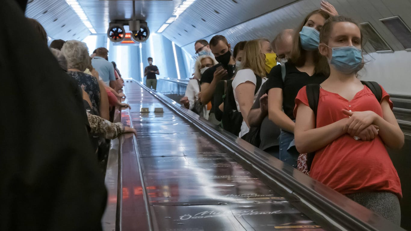 Menschen in der U-Bahn in Budapest: Auch in Ungarn gilt seit Beginn der Pandemie eine landesweite Maskenpflicht in öffentlichen Verkehrsmitteln.