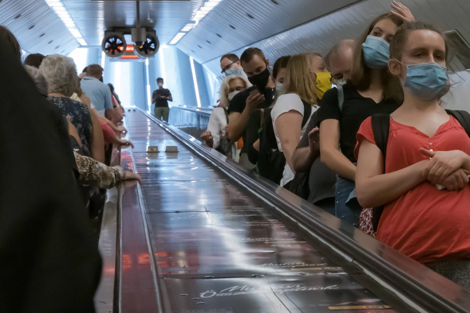Menschen in der U-Bahn in Budapest: Auch in Ungarn gilt seit Beginn der Pandemie eine landesweite Maskenpflicht in öffentlichen Verkehrsmitteln.