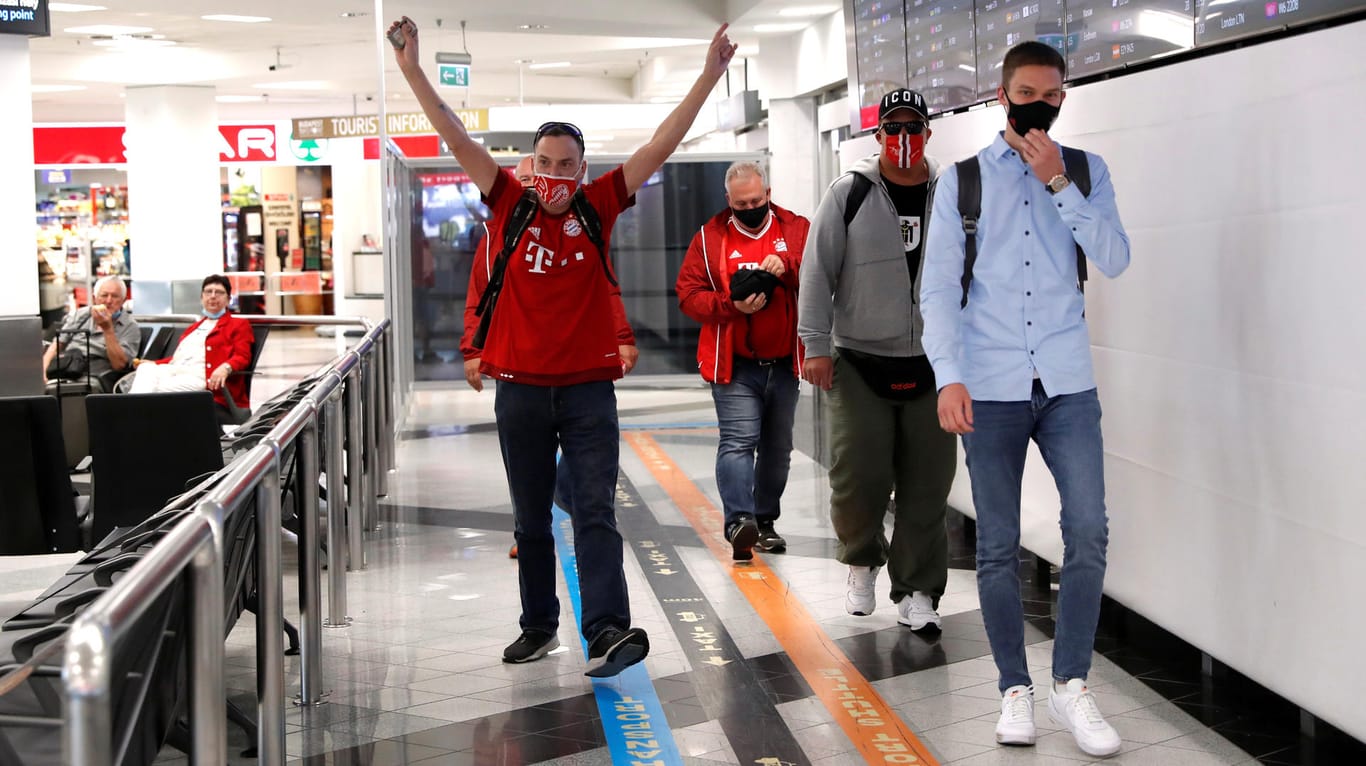 Bayern-Fans treffen am Budapester Flughafen "Ferenc Liszt International Airport" ein: Bis zu 3.000 Menschen aus Deutschland werden in der ungarischen Hauptstadt erwartet.