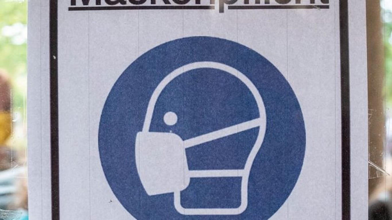 Ein Plakat mit der Aufschrift "Maskenpflicht": Haben Ärzte fälschlicherweise Atteste ausgestellt?