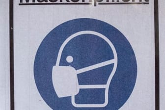 Ein Plakat mit der Aufschrift "Maskenpflicht": Haben Ärzte fälschlicherweise Atteste ausgestellt?