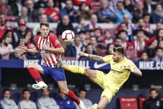 Leverkusen verpflichtet Santiago Arias (l) aus Madrid.
