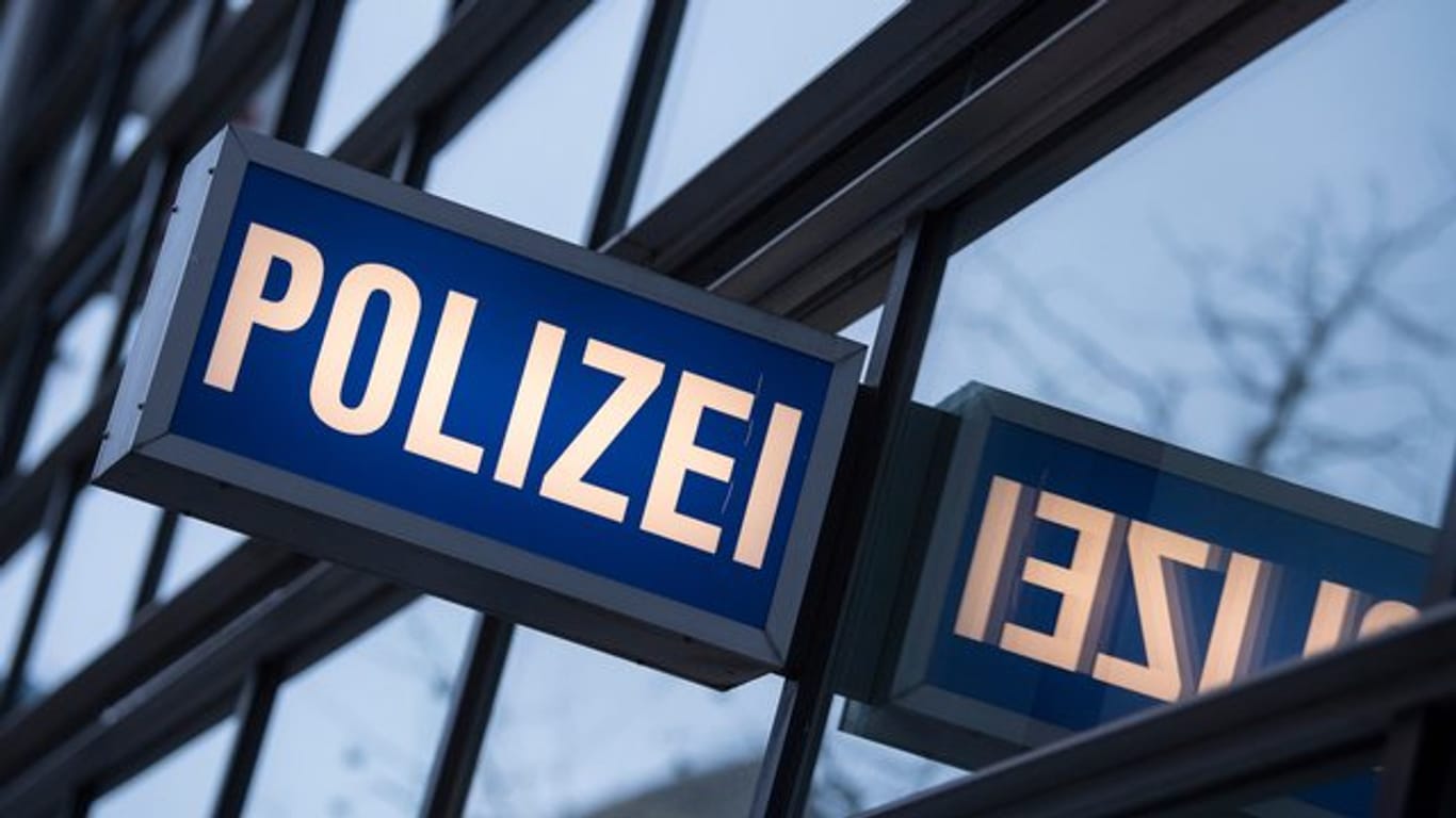 Der Schriftzug "Polizei" vor einem Polizeirevier.