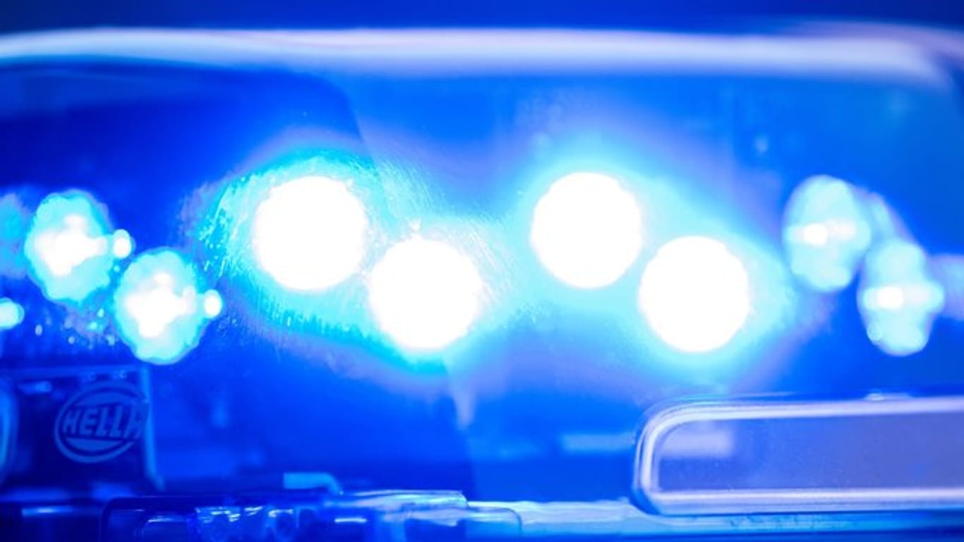 Ein Blaulicht an einer Polizeistreife (Symbolbild): Eine Radfahrerin ist in Bielefeld nach einem Unfall ums Leben gekommen.