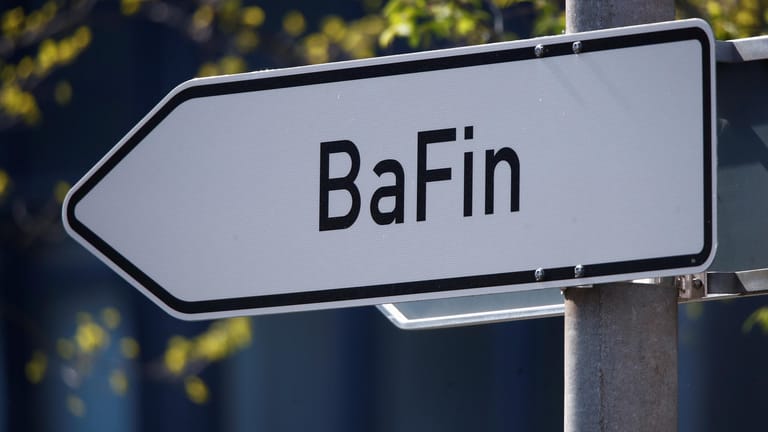 Ein Schild weist zum Sitz der Finanzaufsicht Bafin in Bonn (Symbolbild): Muss die Kontrollinstanz künftig gegenüber Verbrauchern haften?