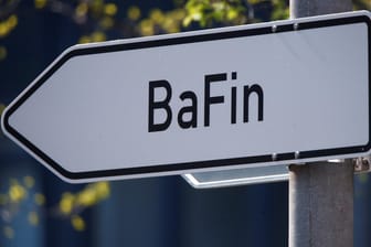 Ein Schild weist zum Sitz der Finanzaufsicht Bafin in Bonn (Symbolbild): Muss die Kontrollinstanz künftig gegenüber Verbrauchern haften?