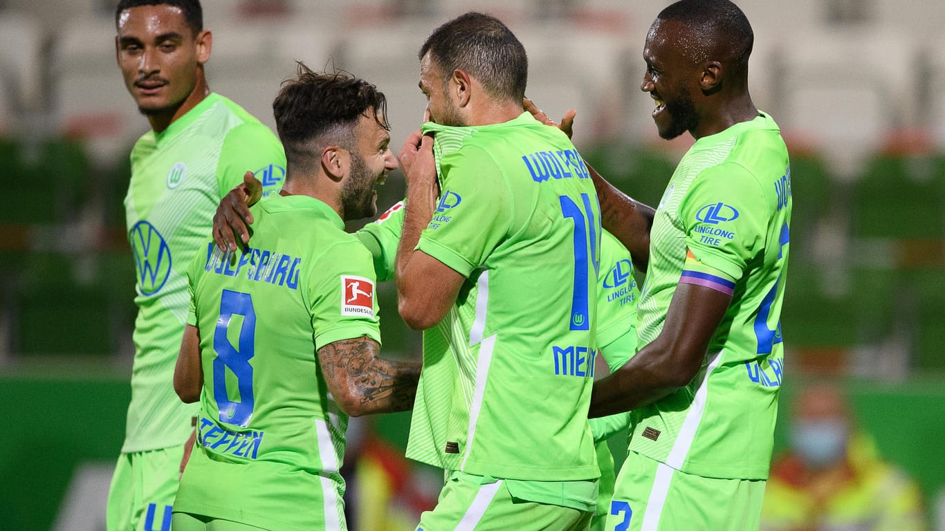 Europa-League-Qualifikation: Wolfsburgs Josuha Guilavogui (r.) jubelt mit Admir Mehmedi, Renato Steffen und Maxence Lacroix nach seinem Tor zum 1:0.