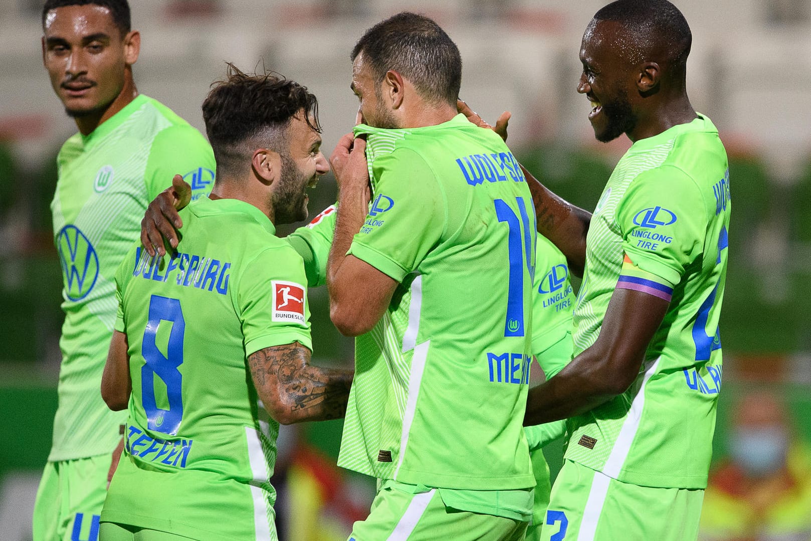 Europa-League-Qualifikation: Wolfsburgs Josuha Guilavogui (r.) jubelt mit Admir Mehmedi, Renato Steffen und Maxence Lacroix nach seinem Tor zum 1:0.