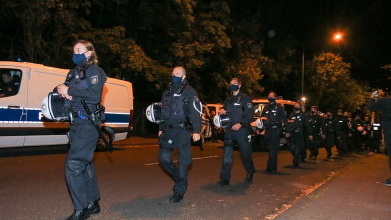 Das Camp von Klimaaktivisten in Aachen wird von Polizisten umstellt.