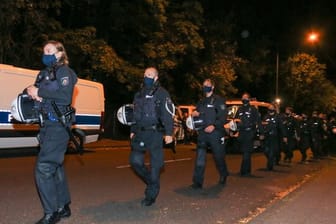 Das Camp von Klimaaktivisten in Aachen wird von Polizisten umstellt.