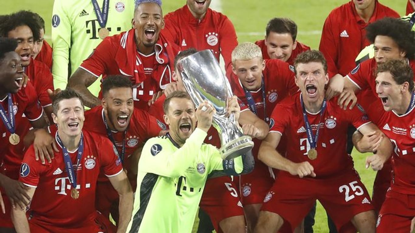Bayerns Torhüter Manuel Neuer reckt die Trophäe des UEFA-Supercups in den Budapester Abendhimmel.