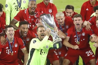 Bayerns Torhüter Manuel Neuer reckt die Trophäe des UEFA-Supercups in den Budapester Abendhimmel.