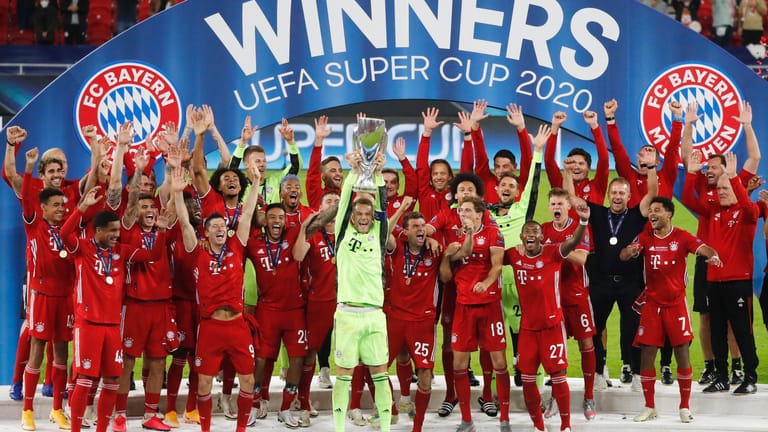 Glückliche Sieger: Der FC Bayern ist Sieger des internationalen Supercups 2020.
