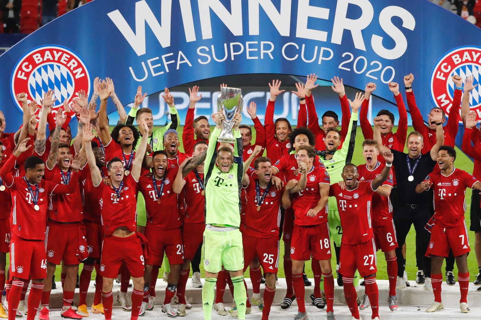 Glückliche Sieger: Der FC Bayern ist Sieger des internationalen Supercups 2020.