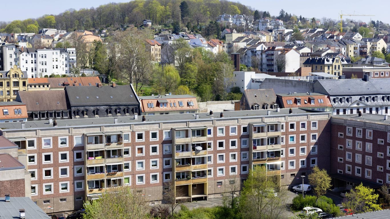 Plattenbauten in der Innenstadt von Gera (Symbolbild): Ein AfD-Mitglied sitzt in Gera nun dem Stadtrat vor.