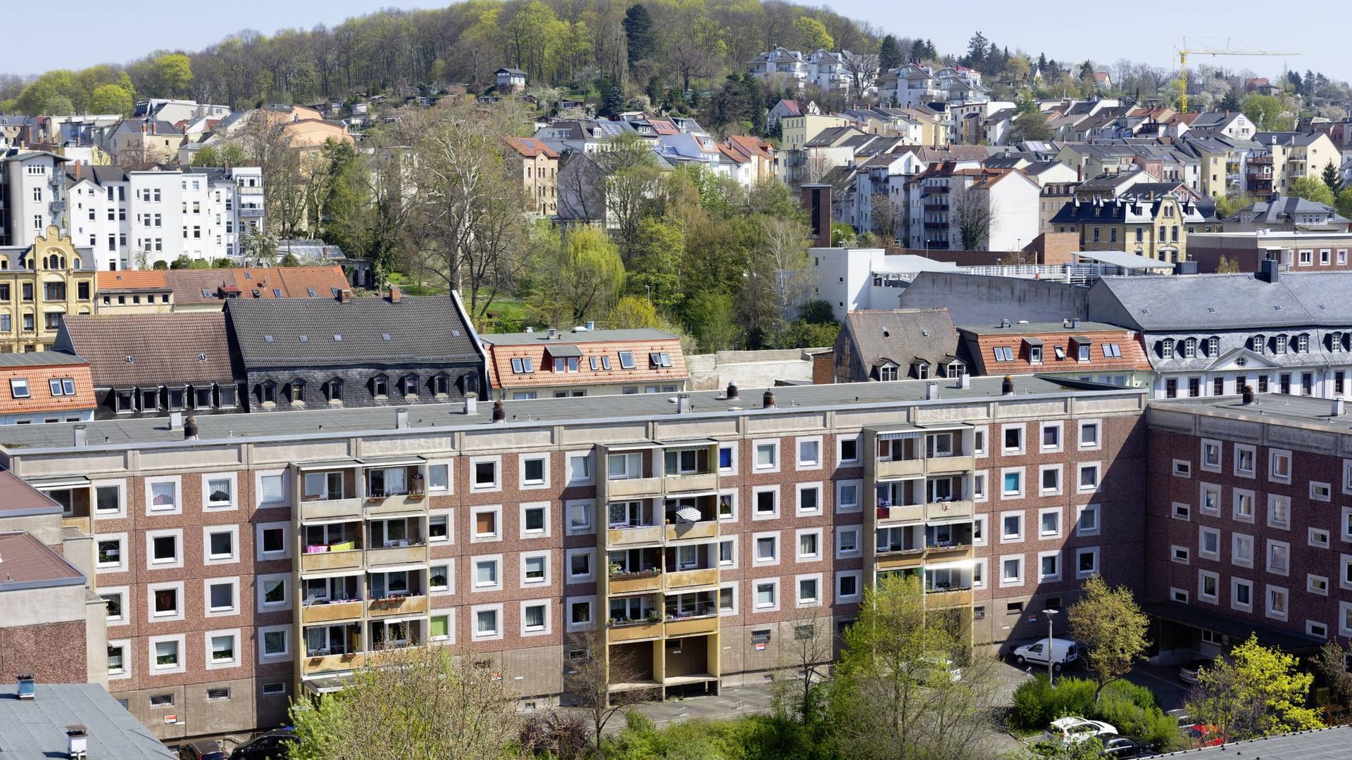 Plattenbauten in der Innenstadt von Gera (Symbolbild): Ein AfD-Mitglied sitzt in Gera nun dem Stadtrat vor.