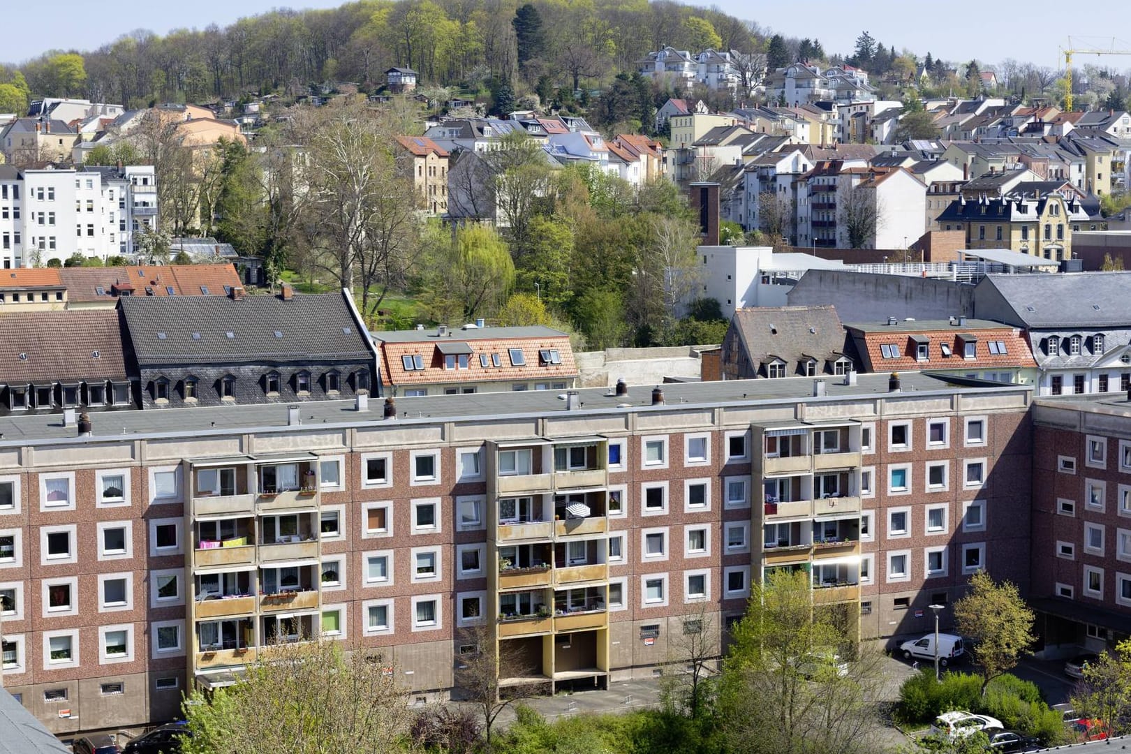 Plattenbauten in der Innenstadt von Gera (Symbolbild): Ein AfD-Mitglied sitzt in Gera nun dem Stadtrat vor.