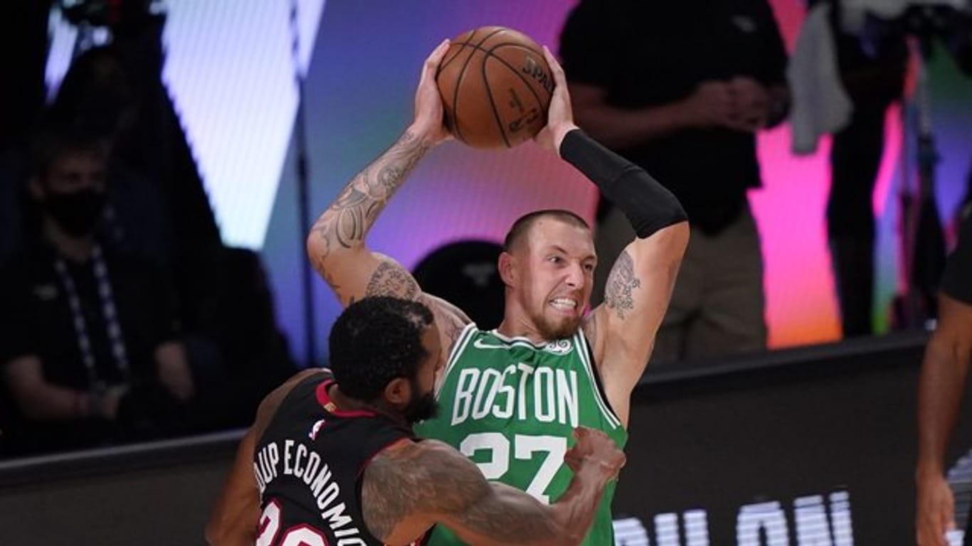 Daniel Theis (r) bestreitet mit den Boston Celtics in der NBA derzeit die Finalspiele der Eastern Conference.