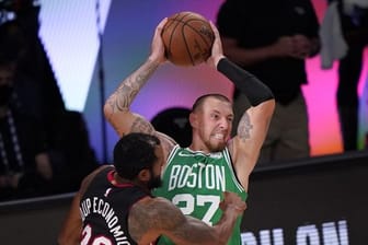 Daniel Theis (r) bestreitet mit den Boston Celtics in der NBA derzeit die Finalspiele der Eastern Conference.