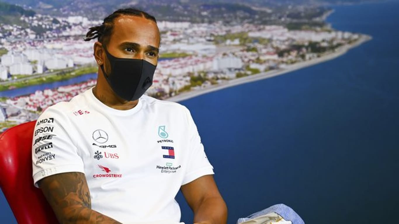 In Sotschi steht vor allem Weltmeister Lewis Hamilton im Mittelpunkt der Gespräche.