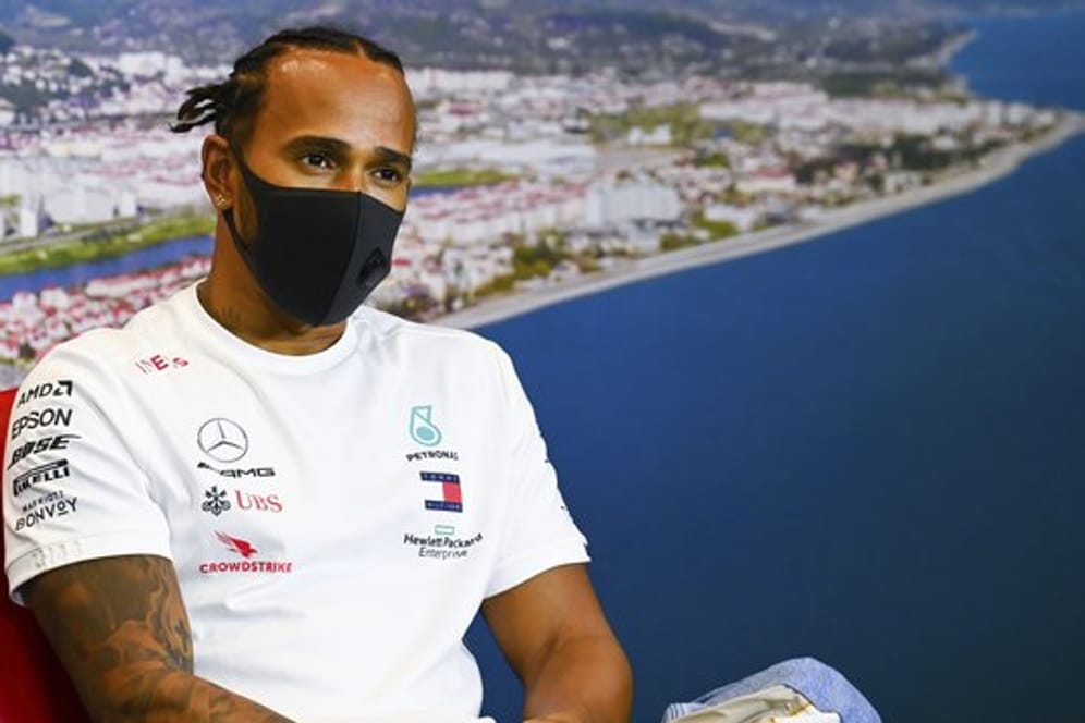 In Sotschi steht vor allem Weltmeister Lewis Hamilton im Mittelpunkt der Gespräche.
