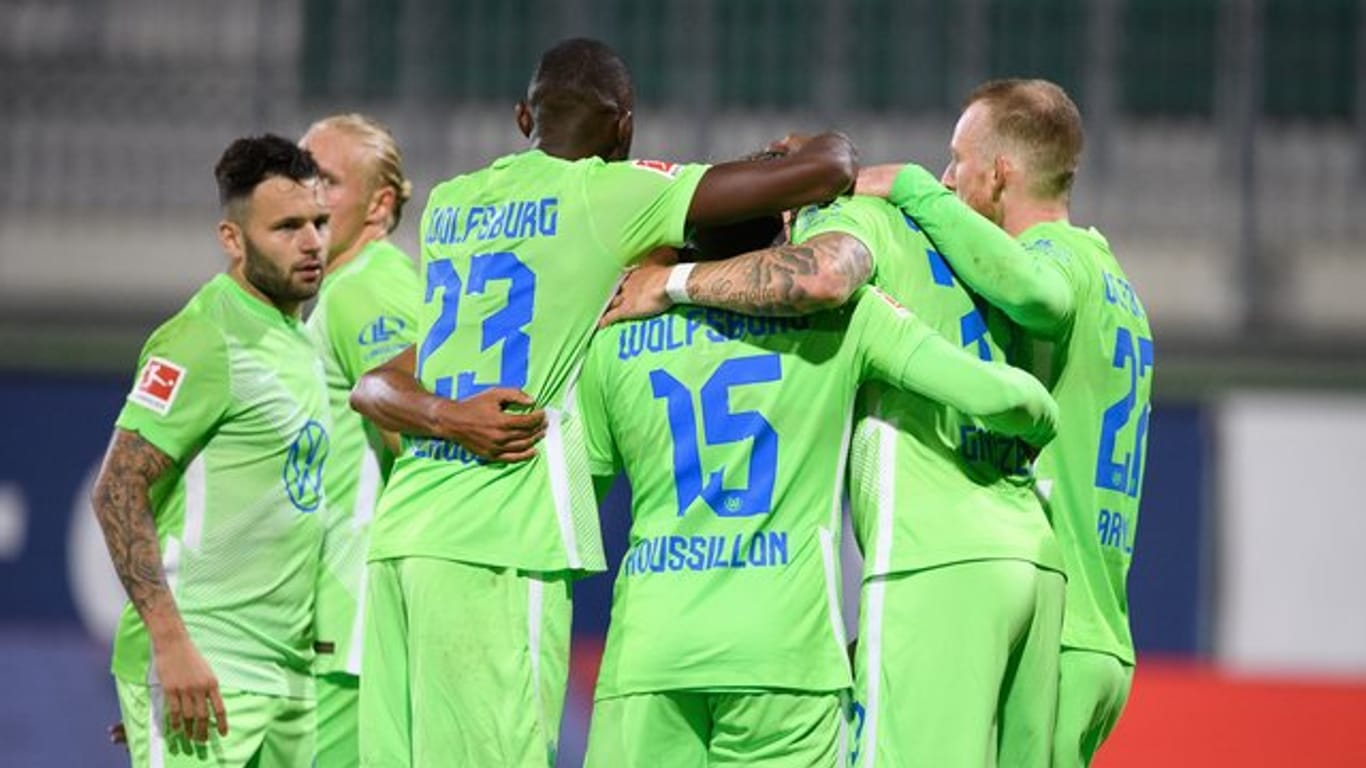 Wolfsburgs Spieler jubeln - doch auf dem Weg in die Gruppenphase wartet noch AEK Athen.