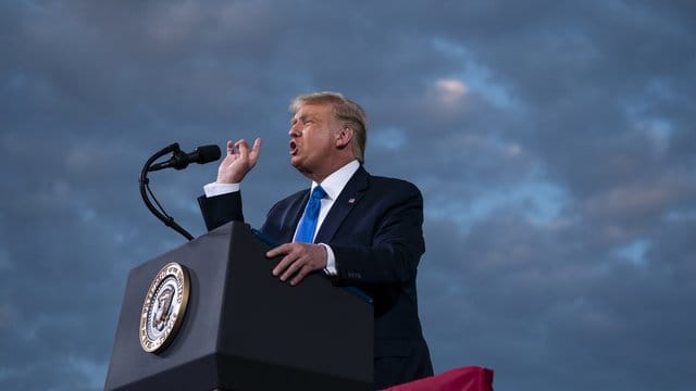 Trump sagte vor seinen Anhängern wiederholt, er sei überzeugt, die Abstimmung nur durch Wahlbetrug verlieren zu können. Trump sagte vor seinen Anhängern wiederholt, er sei überzeugt, die Abstimmung nur durch Wahlbetrug verlieren zu können.
