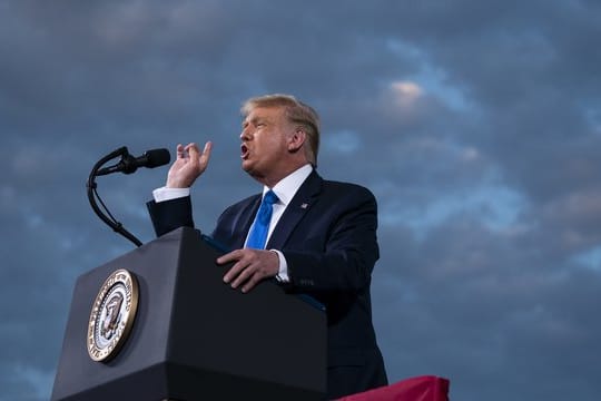 Trump sagte vor seinen Anhängern wiederholt, er sei überzeugt, die Abstimmung nur durch Wahlbetrug verlieren zu können.