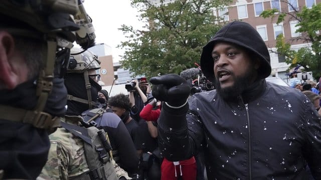 Ein Demonstrant in der US-Stadt Louisville hat eine Auseinandersetzung mit einem Sicherheitsleuten. Ein Demonstrant in der US-Stadt Louisville hat eine Auseinandersetzung mit einem Sicherheitsleuten.
