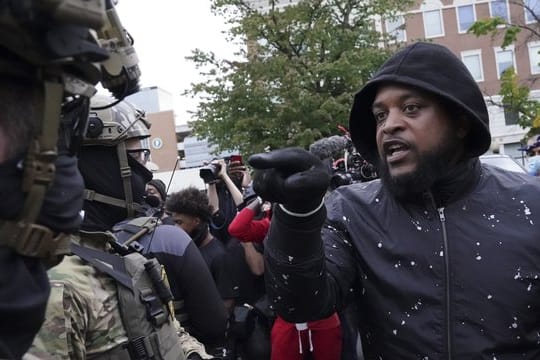 Ein Demonstrant in der US-Stadt Louisville hat eine Auseinandersetzung mit einem Sicherheitsleuten.