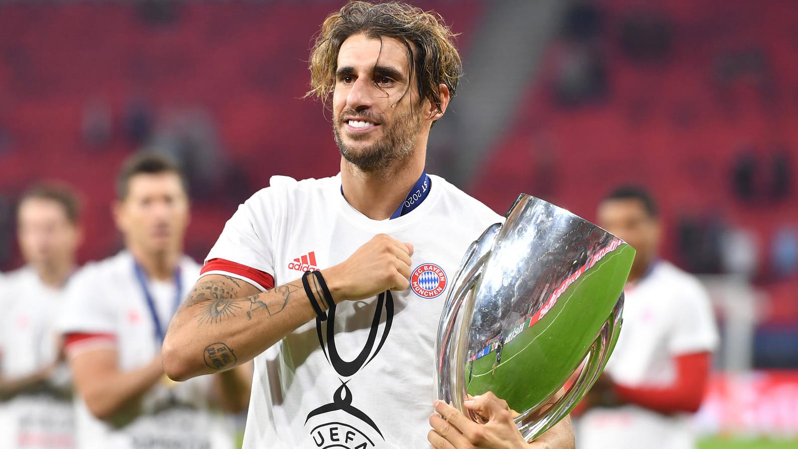 Javi Martinez mit der Supercup-Trophäe: Das Spiel gegen den Sevilla war für den Spanier ein besonderes.