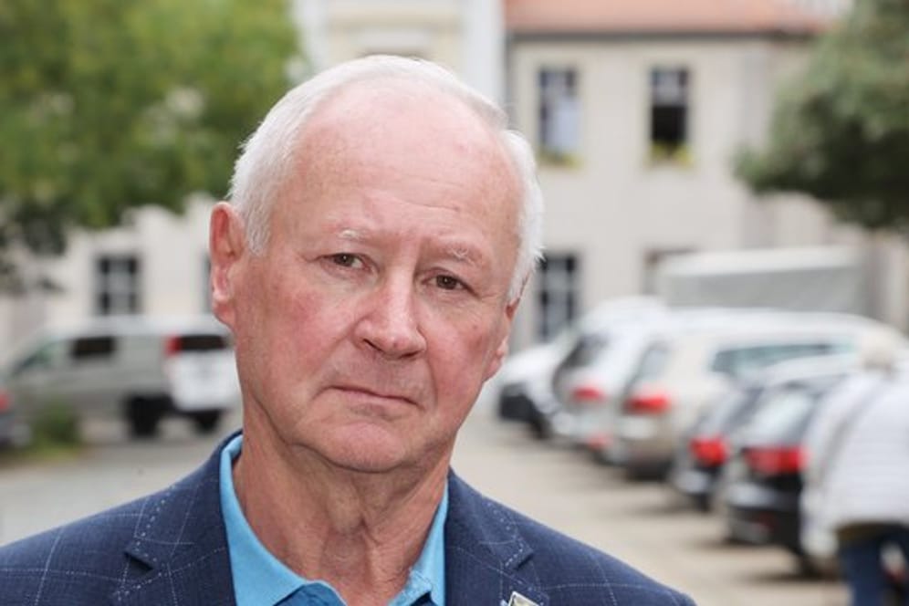 Reinhard Etzrodt (AfD), der zum Vorsitzenden des Stadtrates gewählt wurde.