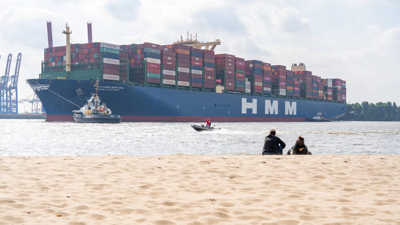 Das größte Containerschiff der Welt im Hamburger Hafen: Der Welthandel ist nach seinem Einbruch in der Corona-Krise wieder stark angezogen.