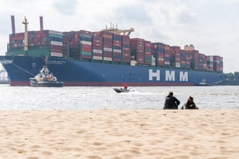 Das größte Containerschiff der Welt im Hamburger Hafen: Der Welthandel ist nach seinem Einbruch in der Corona-Krise wieder stark angezogen.