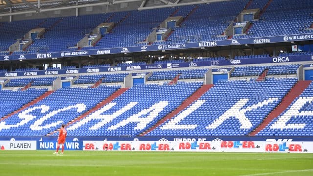 Noch ist es unklar, ob das Spiel des FC Schalke gegen Werder Bremen vor Zuschauern ausgetragen wird. Noch ist es unklar, ob das Spiel des FC Schalke gegen Werder Bremen vor Zuschauern ausgetragen wird.