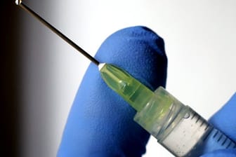 Großbritannien plant absichtliche Corona-Infektionen für Impfstoff-Tests.
