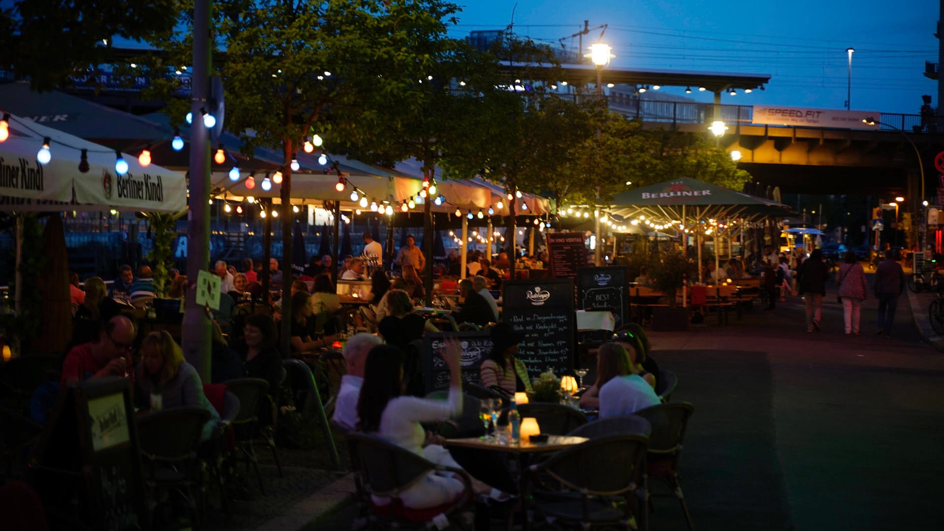 Menschen tummeln sich in Bars und Restaurants an der Uferpromenade am Schiffbauerdamm (Symbolbild): Feiernde sollen in Berlin nun strenger kontrolliert werden.