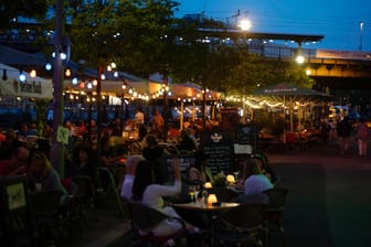 Menschen tummeln sich in Bars und Restaurants an der Uferpromenade am Schiffbauerdamm (Symbolbild): Feiernde sollen in Berlin nun strenger kontrolliert werden.