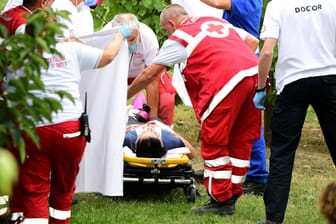 Chloe Dygert auf der Liege: Die Radfahrerin wird zur weiteren Behandlung im Krankenhaus abtransportiert.