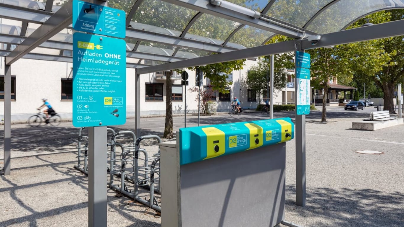 Altötting: Es gibt eine Ladestation für E-Bikes am Bahnhof.
