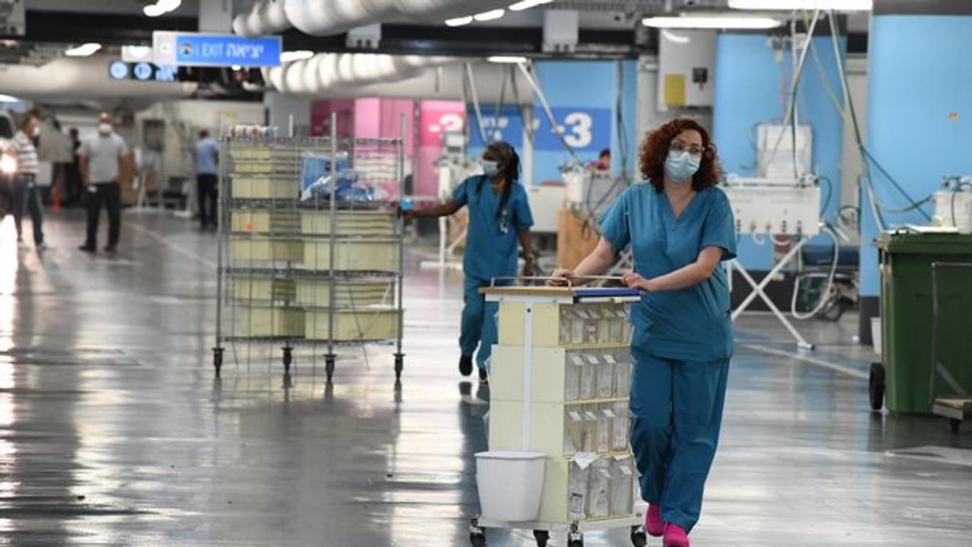 Medizinisches Personal bereitet sich auf die Eröffnung einer neuen Covid-19-Station in Haifa vor.