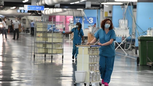 Medizinisches Personal bereitet sich auf die Eröffnung einer neuen Covid-19-Station in Haifa vor.