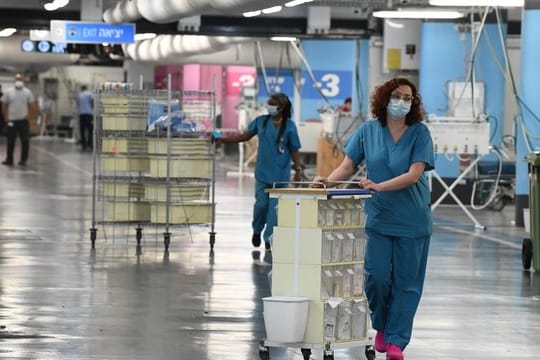 Medizinisches Personal bereitet sich auf die Eröffnung einer neuen Covid-19-Station in Haifa vor.