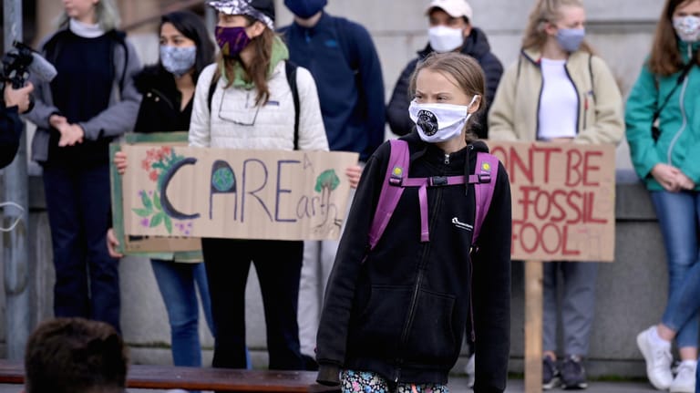 Klimaktivistin Greta Thunberg: Nicht nur mit dem berühmten Pappschild, sondern auch mit Maske demonstriert sie in Schweden.