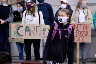 Klimaktivistin Greta Thunberg: Nicht nur mit dem berühmten Pappschild, sondern auch mit Maske demonstriert sie in Schweden.