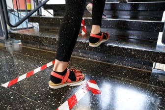 Laufrichtungen sind in einer Schule auf dem Boden markiert (Symbolbild): In Hagen ist es nach Corona-Fällen an Schulen zu einem Anstieg der Fälle gekommen.