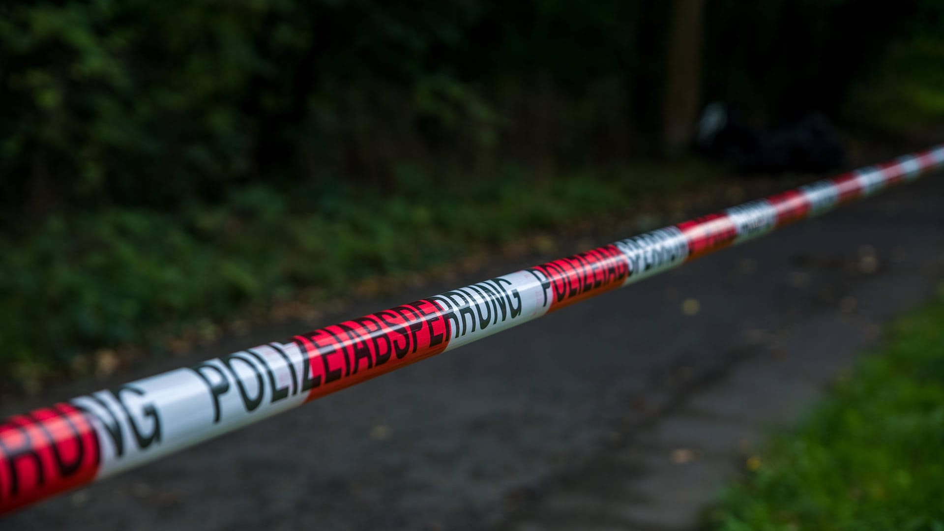 Ein Flatterband mit der Aufschrift "Polizeiabsperrung" (Symbolbild): In Wolfsburg ist es zu einem Tötungsdelikt gekommen.